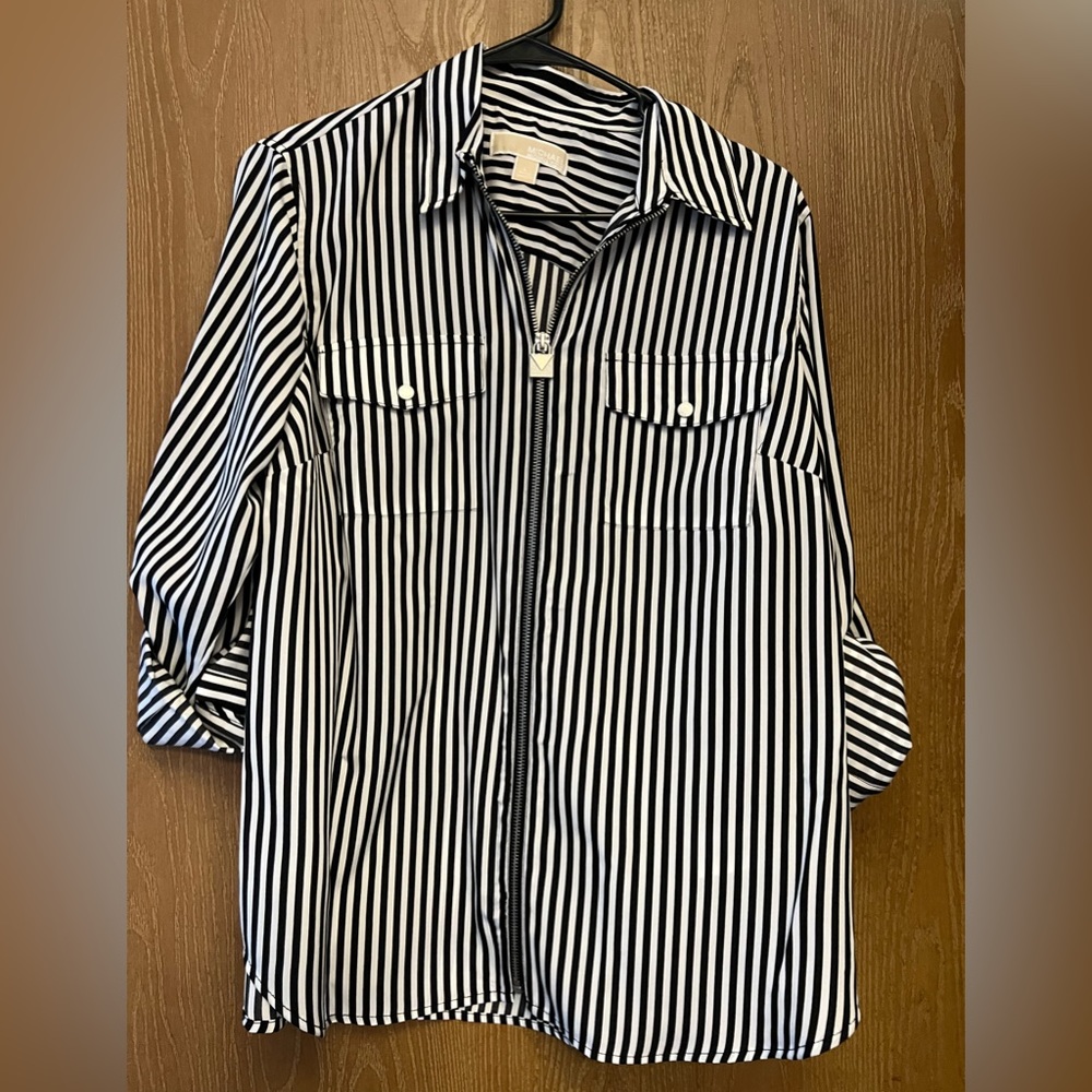 Brand new Michael kors shirt. Tried on that’s it never worn.